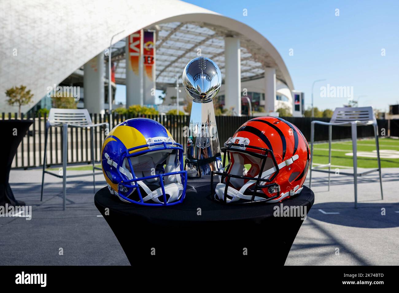 Symbolisches Bild für Super Bowl LVI, Trophäe und Helme der konfrontierenden Teams Los Angeles Rams und Cincinnati Bengals vor dem SoFi Stadium, Inglewood, Kalifornien, USA Stockfoto