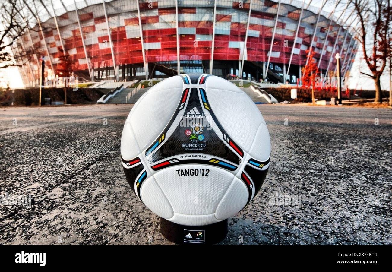 Offizieller Spielball der UEFA EURO 2012 Adidas Tango 12 vor dem Stadion Narodowy, Warschau, Polen Stockfoto