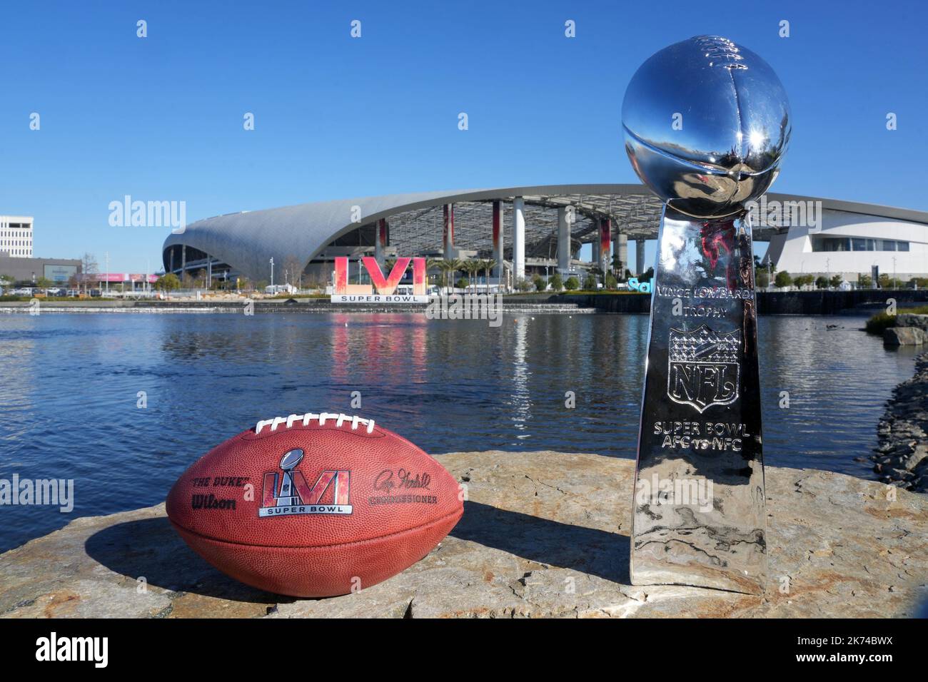 Symbolisches Bild für Super Bowl LVI, Trophäe und Ball vor dem SoFi Stadium, Inglewood, Kalifornien, USA Stockfoto