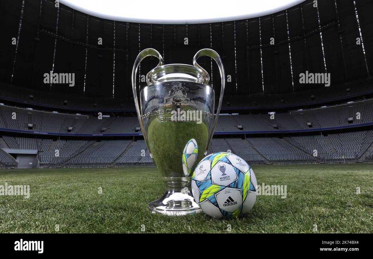Pokal der UEFA Campions League und offizieller Spielball auf dem Spielfeld der Allianz Arena in München, Stadion des Champions League Finales 2012 Stockfoto