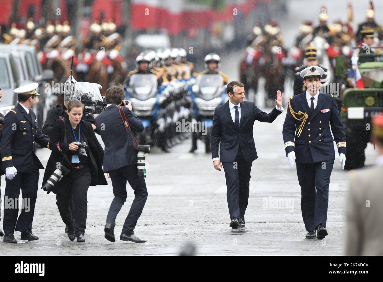 Der neue französische Präsident Emmanuel Macron trifft auf der Champs Elysees Avenue und dem Arc de Trimphe ein, nachdem er am 14. Mai 2017 in Paris, Frankreich, eine Vereidigung abgeliefert hatte. POOL/Abd Rabbo Ammar/MAXPPP - die offizielle Übergabe des französischen Präsidenten am 13. Mai 2017 im Elysée-Palast in Paris. Stockfoto