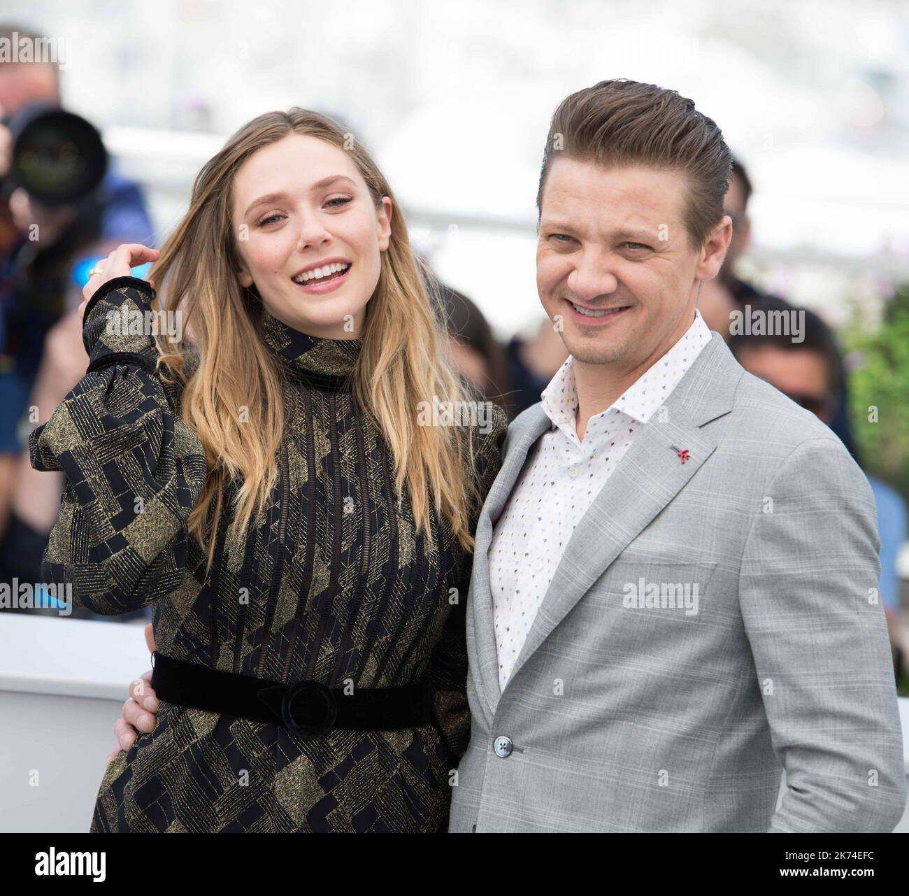 Die Schauspieler Jeremy Renner und Elizabeth Olsen nehmen an der Fotoschau „Wind River“ während des jährlichen Cannes Film Festival 70. im Palais des Festivals 70. des Cannes Film Festival in Cannes, Frankreich, Mai 2017 Teil. Das Filmfestival findet vom 17. Bis 28. Mai statt. 70. jährliche Filmfestspiele von Cannes in Cannes, Frankreich, Mai 2017. Das Filmfestival findet vom 17. Bis 28. Mai statt. Stockfoto