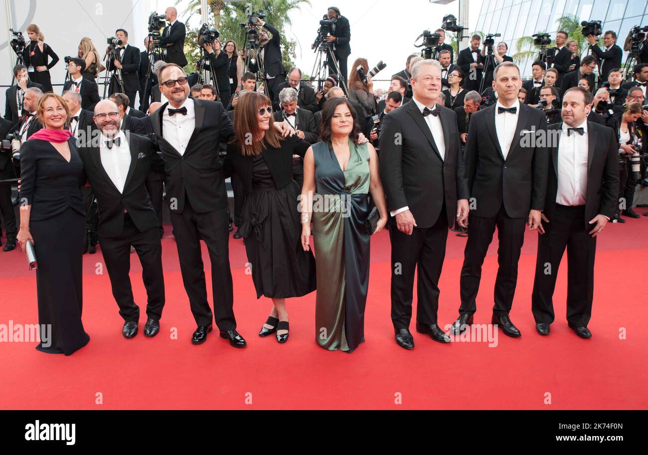 Richard Berge, Diane Weyermann, Al Gore, Elizabeth Keadle, Bonni Cohen, Jon Shenk, Segolene Royal, Jeff Skoll und Scott Burns besuchen die Premiere von „an Inconvenient Truth“ während der jährlichen Filmfestspiele von Cannes 70. im Palais des Festivals Stockfoto