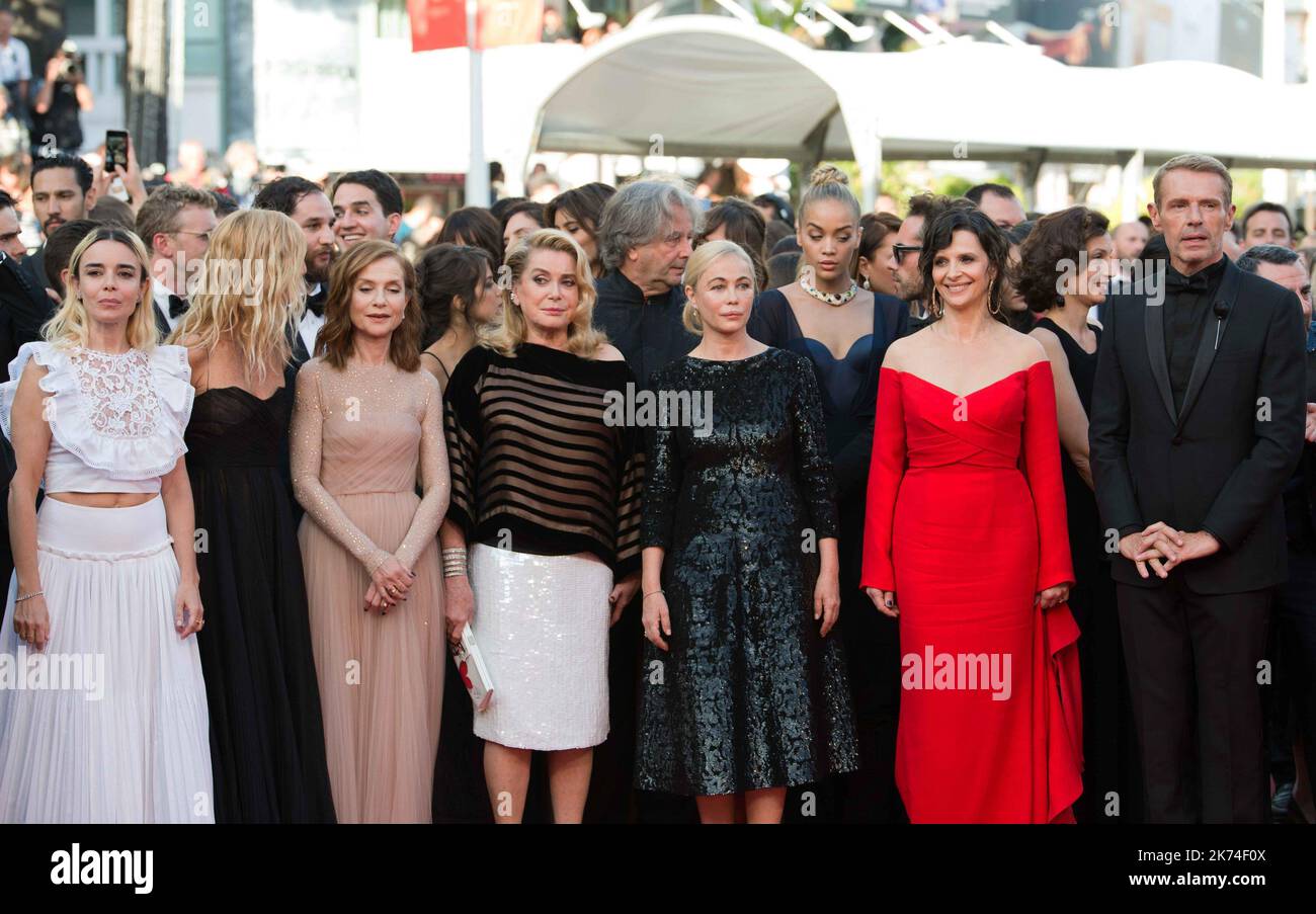 Elodie Bouchez, Sandrine Kiberlain, Isabelle Huppert, Catherine Deneuve, Emmanuelle Beert, Juliette Binoche und Lambert Wilson nehmen an der Vorführung „The Killing of A Sacred Deer“ während der jährlichen Filmfestspiele von Cannes 70. im Palais des Festivals Teil Stockfoto