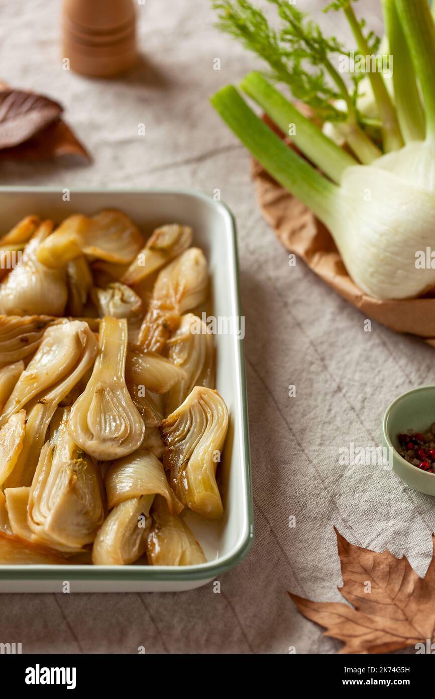 Gebackener Fenchel auf einem Küchentisch, Kochkonzept für die Herbstsaison Stockfoto