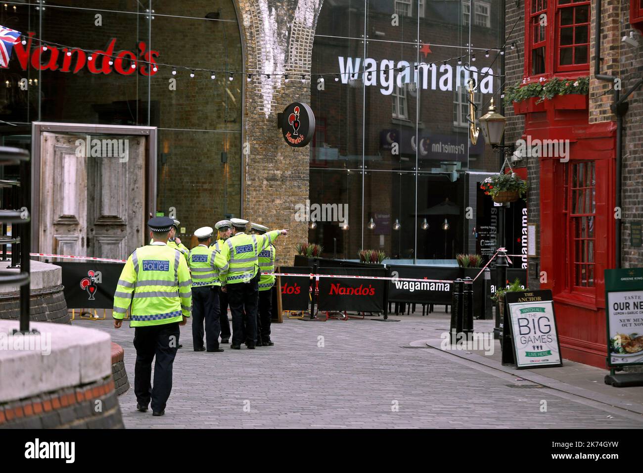 Gestern Abend töteten drei Terroristen sieben Menschen und verletzten 48 Menschen, nachdem sie einen Van auf Fußgänger gefahren und einen rasenden Messerangriff auf dem nahe gelegenen Borough Market begangen hatten. JUNI 4 2017 Stockfoto