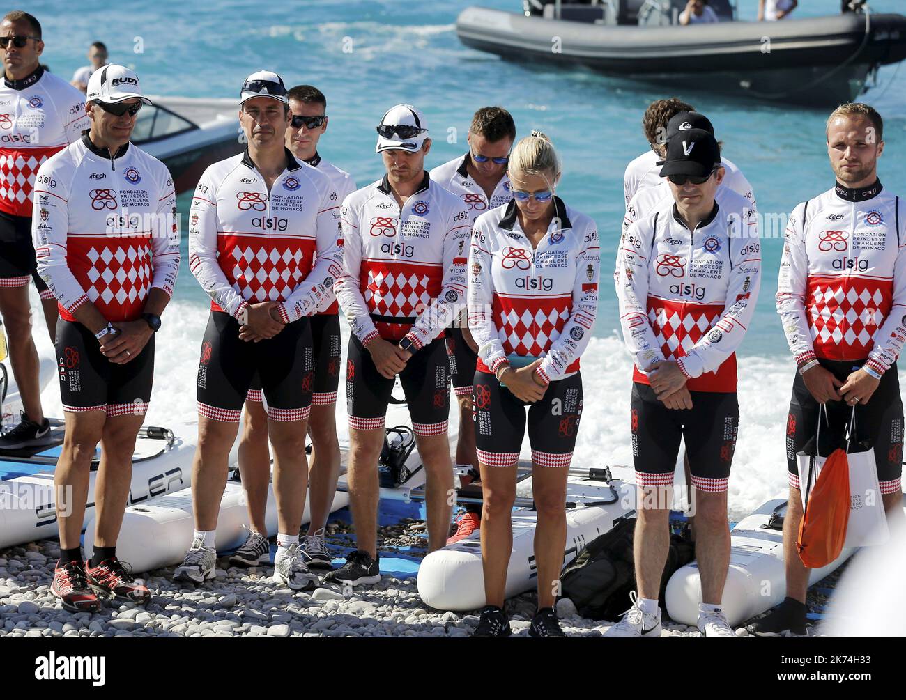 Die Teilnehmer beobachten eine Schweigeminute zu Ehren der Opfer der Londoner Terroranschläge während der von der Stiftung PrincessCharlene organisierten Wasserfahrrad-Challenge Riviera Stockfoto