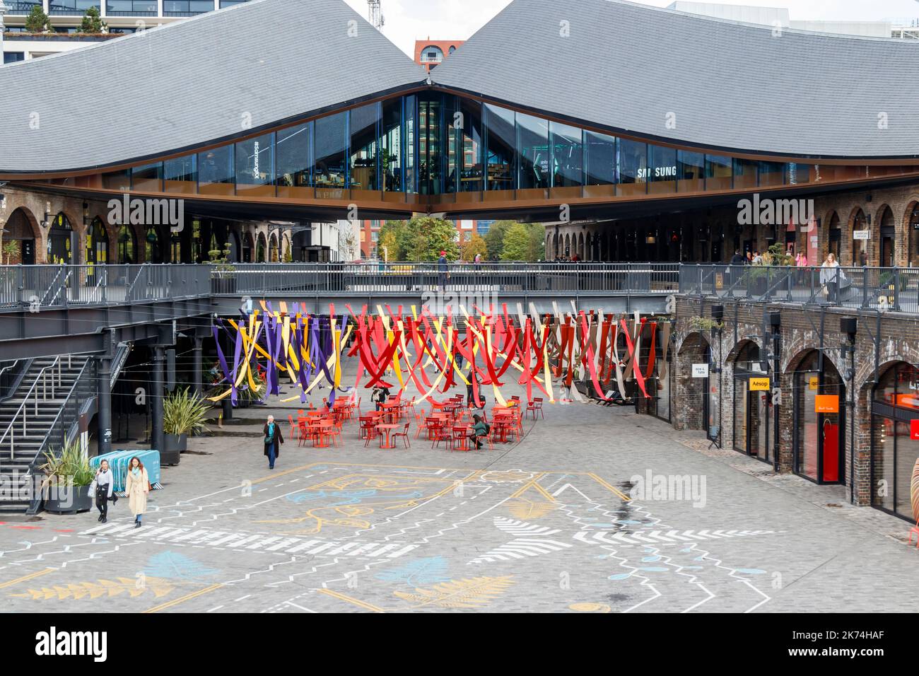 Coal Drops Yard im Reentwicklungsgebiet King's Cross, London, Großbritannien Stockfoto