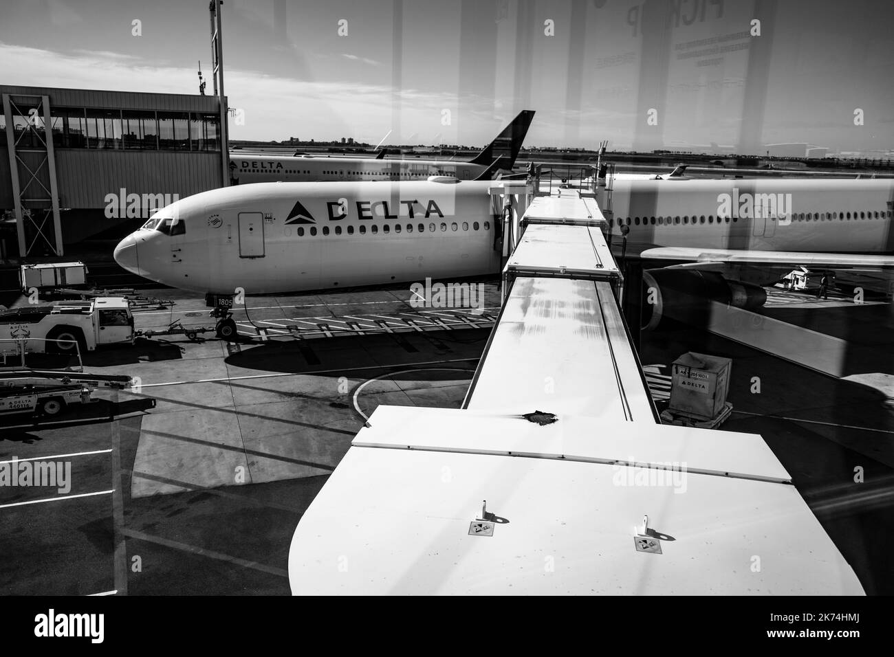 Jamaika, New York, USA. 29. September 2022. Eine Delta Boeing 767 nach Los Angeles an einem Gate im Terminal 4, dem Delta Airlines Terminal am JFK John F. Kennedy International Airport, dem verkehrsreichsten internationalen Flugsteig in den Vereinigten Staaten. Die Luftfahrtindustrie sah sich nach den Pandemieausfällen der COVID-19 mit erheblichen Schwierigkeiten konfrontiert, da die meisten Fluggesellschaften ihre Mitarbeiter nur entlassen haben, um den Flugverkehr schnell wieder anzukurzen. Piloten, Flugbegleiter und allgemeiner Personalmangel haben im Jahr 2022 Zehntausende von Flugausfällen in den Vereinigten Staaten verursacht. (Bild: © Taidgh Barr Stockfoto