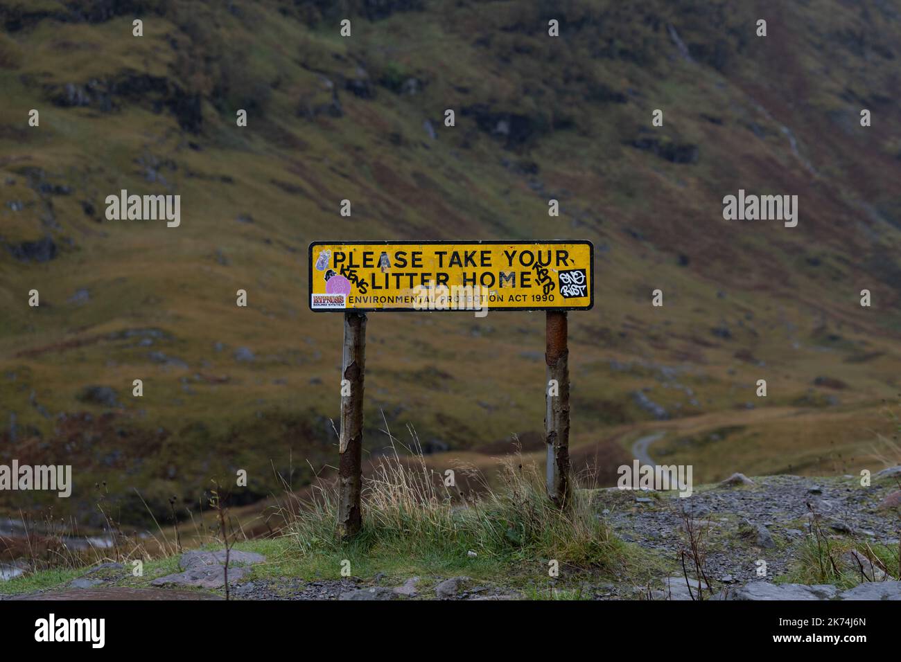 Bitte nehmen Sie Ihren Wurf mit nach Hause Environmental Protection Act 1990 Sign in layby in Glencoe, Schottland, UK Stockfoto