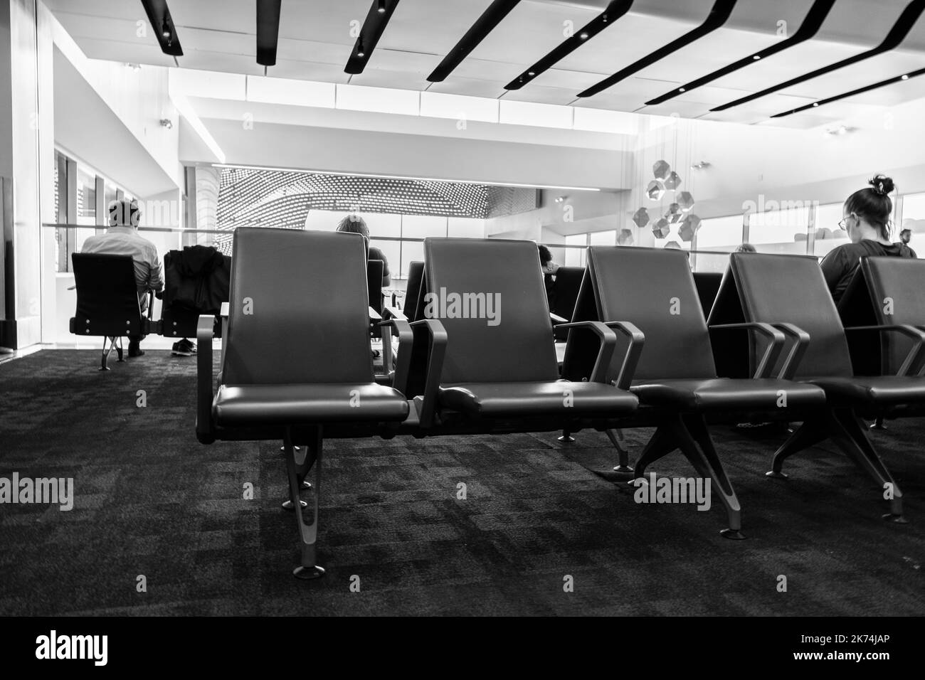 Los Angeles, Kalifornien, USA. 29. September 2022. Sitze im Terminal 3 am LAX.die Luftfahrtindustrie hat nach den Pandemieausfällen der COVID-19 erhebliche Schwierigkeiten zu bewältigen, da die meisten Fluggesellschaften ihre Mitarbeiter nur entlassen haben, um den Flugverkehr schnell wieder anzukurzen. Piloten, Flugbegleiter und allgemeiner Personalmangel haben im Jahr 2022 Zehntausende von Flugausfällen in den Vereinigten Staaten verursacht. (Bild: © Taidgh Barron/ZUMA Press Wire) Stockfoto