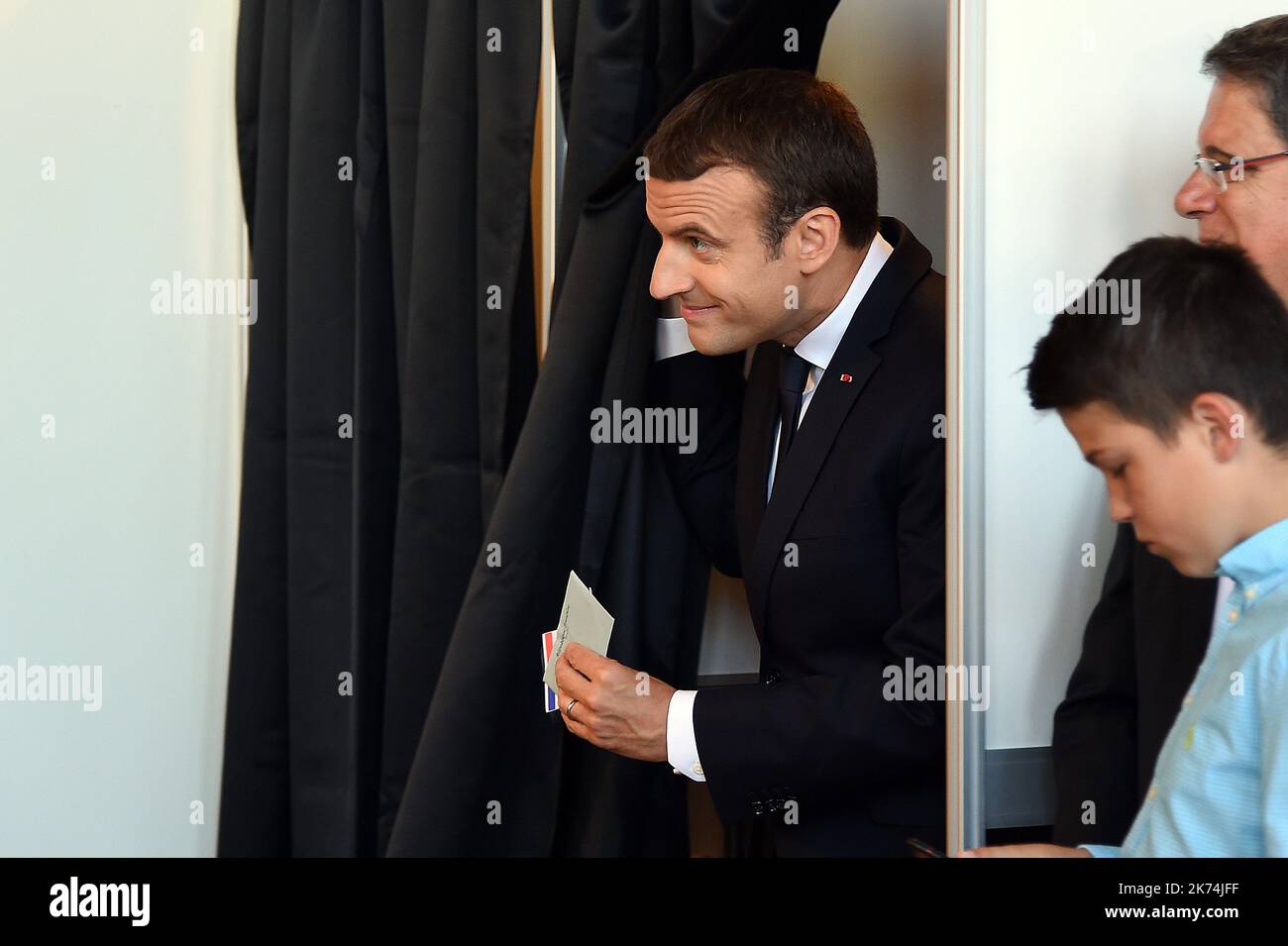 Der französische Präsident Emmanuel Macron (L) zeigt sich bei seinem Wahlantritt im nordfranzösischen Le Touquet während der zweiten Runde der französischen Parlamentswahlen am 18. Juni 2017 mit Gesten. Stockfoto