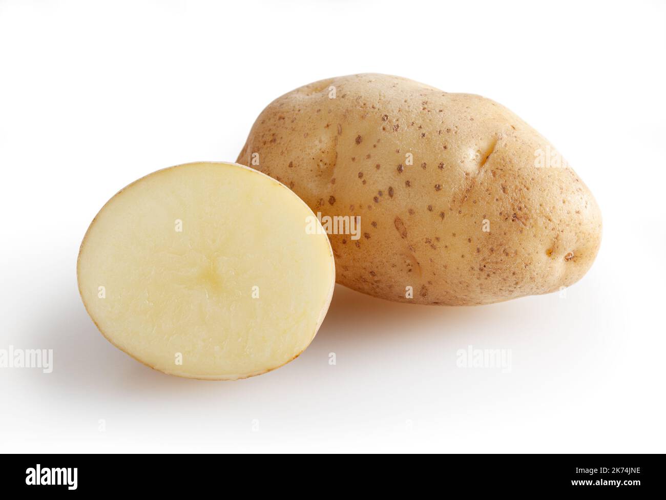 Frische Kartoffeln isoliert auf weißem Hintergrund mit Schneideweg Stockfoto
