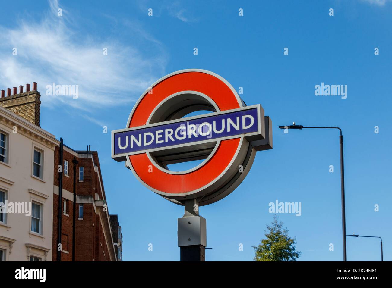 Schild der Londoner U-Bahn vor der Pimlico U-Bahn-Station, London, Großbritannien Stockfoto