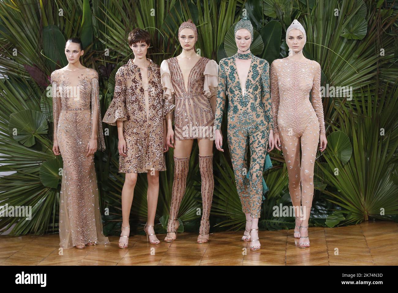 Models laufen auf der Piste während der Idan Cohen Haute Couture Herbst/Winter 2017-2018 im Rahmen der Haute Couture Paris Fashion Week am 4. Juli 2017 in Paris, Frankreich. Stockfoto