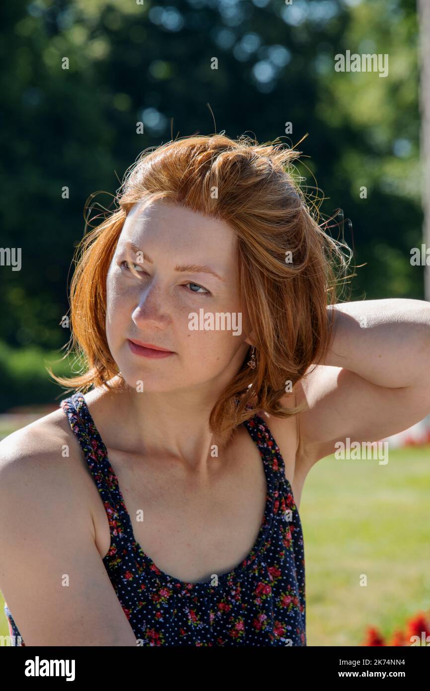 Blonde europäische Frau an einem Sommertag Stockfoto