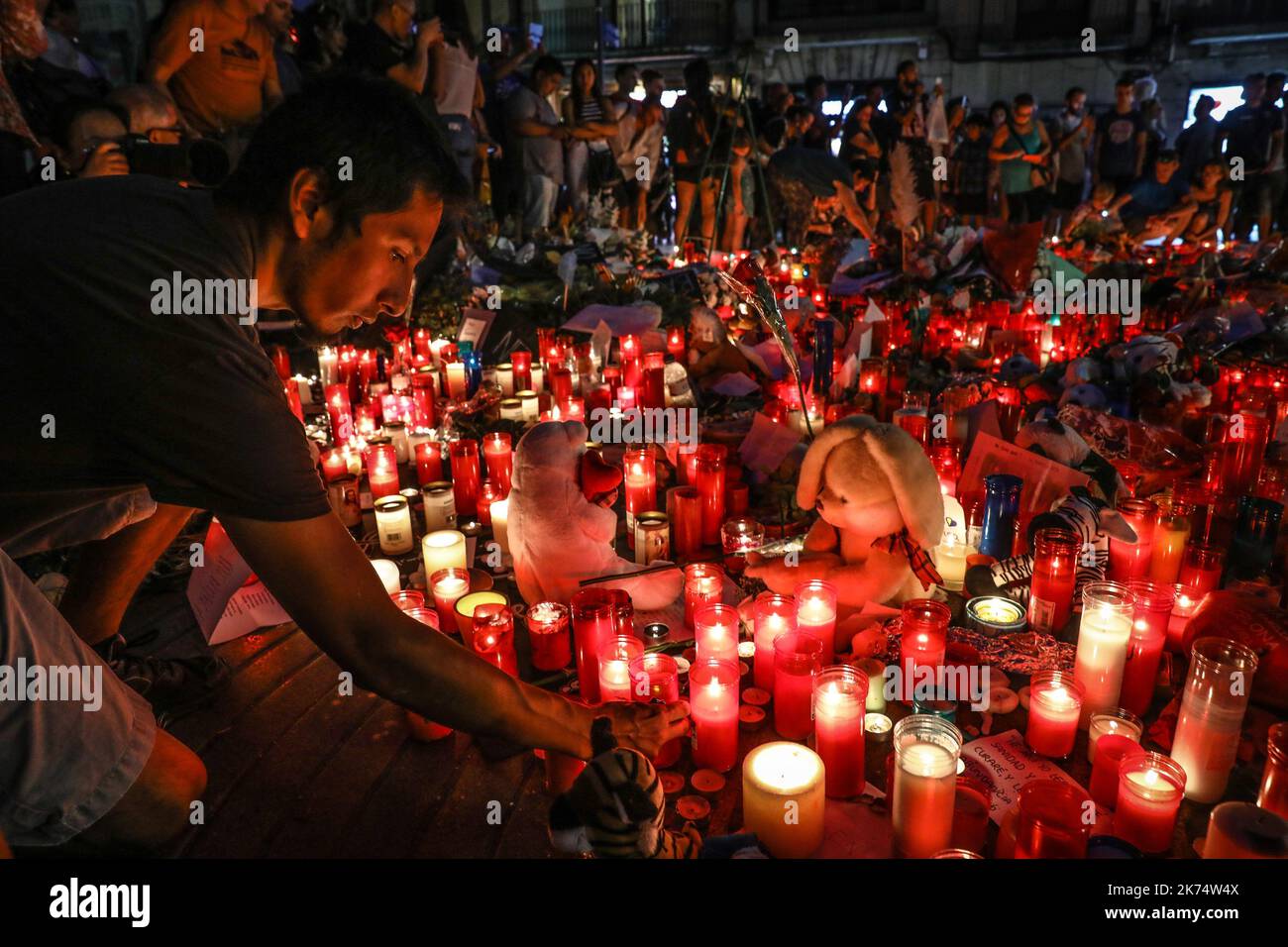 Blumen auf den Ramblas in Barcelona, Spanien, 20. August 2017. Bei einem Terroranschlag auf die beliebte Straße Las Ramblas in Barcelona am 17. August 2017 wurden mehrere Menschen getötet und andere verletzt Stockfoto