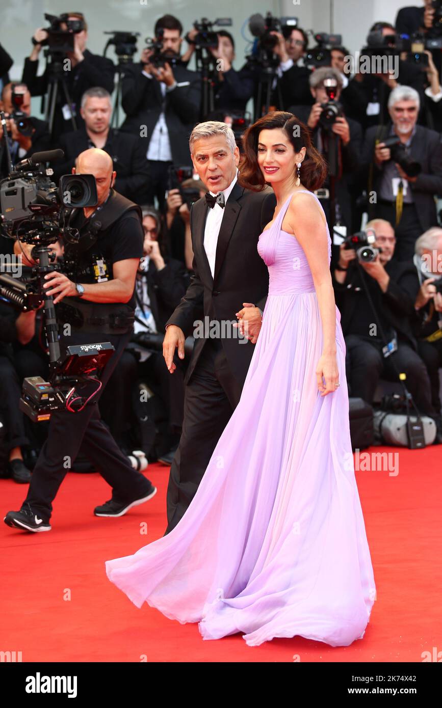 George Clooney, Amal Clooney bei der Ankunft zur Premiere von Suburbicon Red Carpet im Sala Grande während des Filmfestivals von Venedig 74. Stockfoto