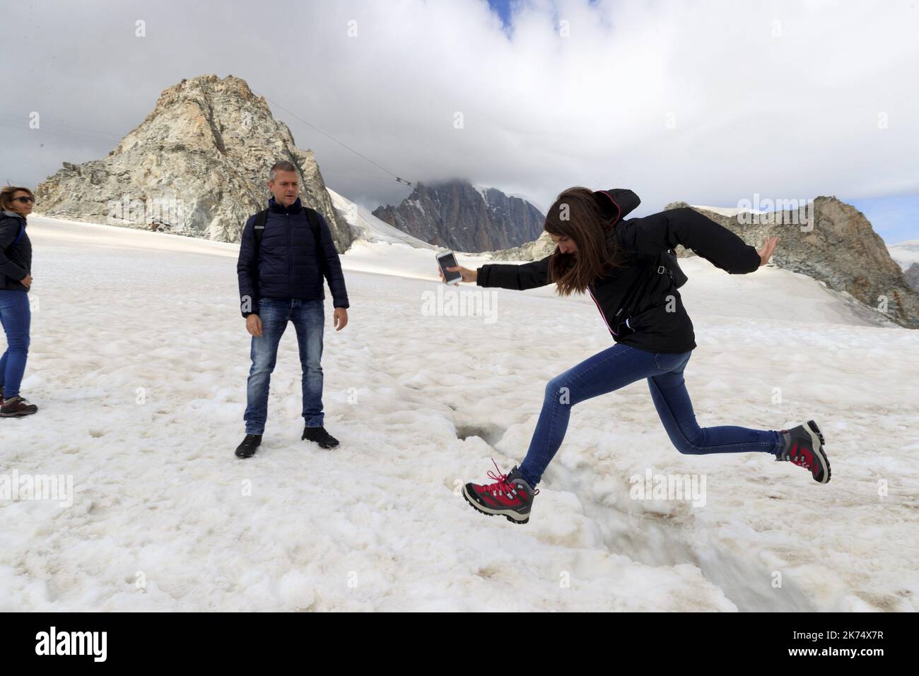 Vom Gipfel der Aiguille aus ist es möglich, den Punkt Helbronner in Italien mit dem Panorama Mont-Blanc zu erreichen. Die Gondeln fliegen vorbei, das Tal Blanche der Gletscher des Riesen. Stockfoto