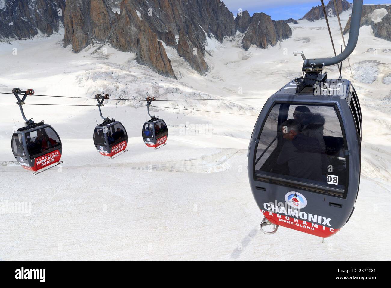 Vom Gipfel der Aiguille aus ist es möglich, den Punkt Helbronner in Italien mit dem Panorama Mont-Blanc zu erreichen. Die Gondeln fliegen vorbei, das Tal Blanche der Gletscher des Riesen. Stockfoto