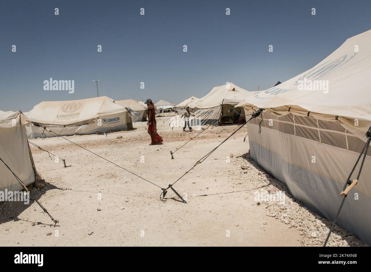 Juillet 2017 - Syrie - Rojava - Syrie du Nord - Camp de deplaces d'Ain Issa / Ambiance de Camp / Une femme passe entre les tentes Stockfoto