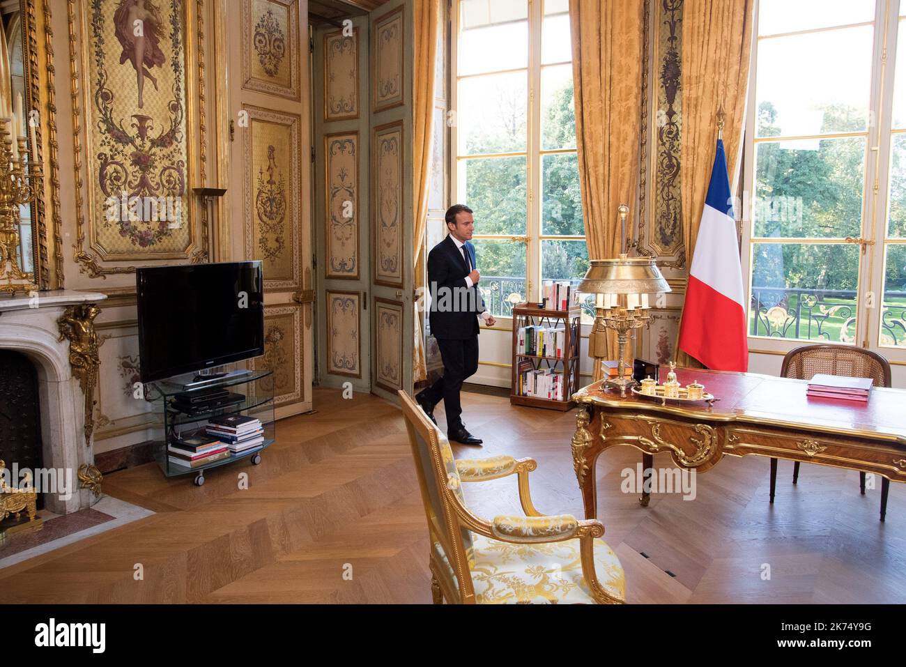 Der französische Präsident Emmanuel Macron kommt am 15. September 2017 in seinem Büro im Pariser Elysee-Palast zur Unterzeichnung von Dokumenten, um die Gesetzentwürfe für den Glauben an das politische Leben in Frankreich zu verkünden. Stockfoto