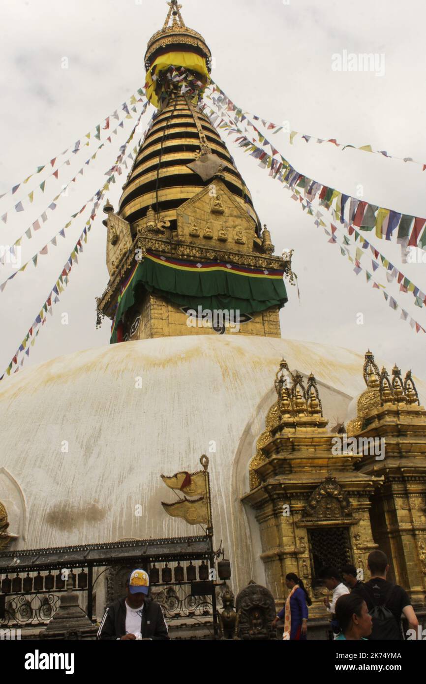 Noemie Repetto / Le Pictorium - Nepal - Kathmandu. Swayambhumath Tempel, auch bekannt als der Affentempel. - 20/09/2017 - Nepal / Kathmandu / Kathmandu - Nepal - Kathmandu. Der Tempel von Swayambhumath oder der Affentempel. Die Stupa besteht aus einer Kuppel am Sockel. Über der Kuppel befindet sich eine kubische Struktur mit den Augen Buddhas, die in die vier Richtungen schauen. Es gibt einen fünfeckigen Torana (Bogen oder Portikus) über jeder der vier Seiten mit Statuen in ihnen eingraviert. Hinter und über dem Torana sind dreizehn Reihen. Über allen Reihen gibt es einen kleinen Raum, über dem der Gaju Stockfoto