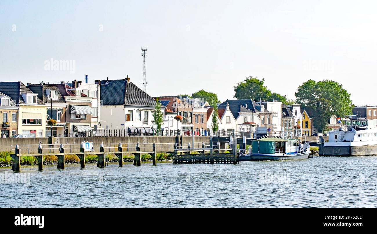 Übersicht über Nieuw-Lekkerland vom Fluss aus; Holland, Niederlande, Europa Stockfoto