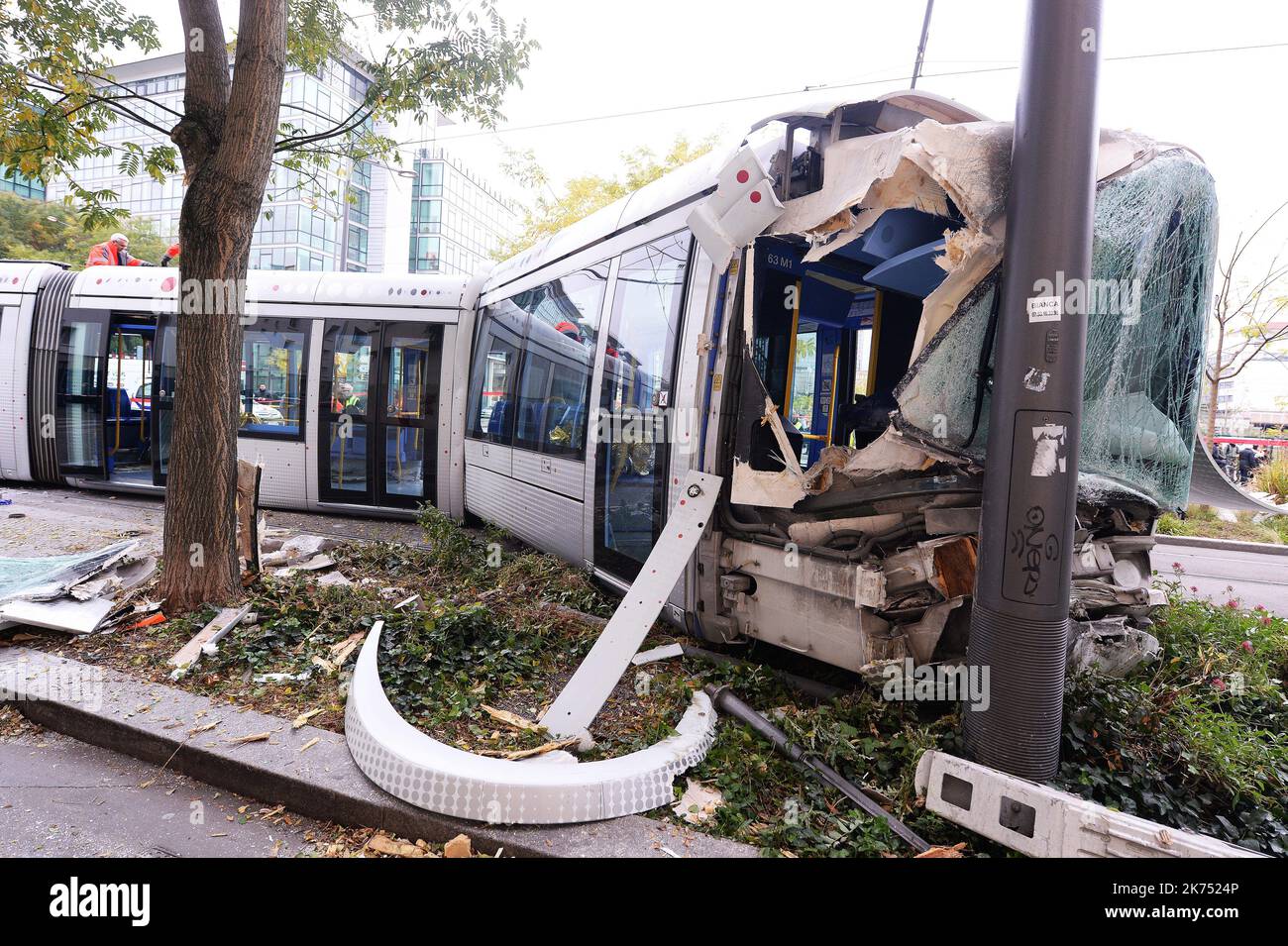 Der Straßenbahnverkehr wird nach einer Kollision in Lyon 3e an der Kreuzung Rue de Villette und Saint-Antoine für eine unbestimmte Zeit unterbrochen. Ein Zug der Linie T4, der in Richtung La Part-Dieu fuhr, entgleiste, nachdem er ein Fahrzeug getroffen hatte, das von der Rue de Bonnel auf die Spur gekommen war. Stockfoto