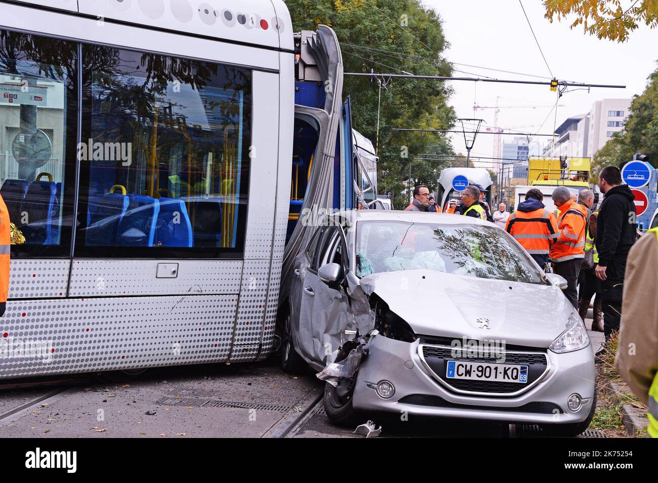 Der Straßenbahnverkehr wird nach einer Kollision in Lyon 3e an der Kreuzung Rue de Villette und Saint-Antoine für eine unbestimmte Zeit unterbrochen. Ein Zug der Linie T4, der in Richtung La Part-Dieu fuhr, entgleiste, nachdem er ein Fahrzeug getroffen hatte, das von der Rue de Bonnel auf die Spur gekommen war. Stockfoto