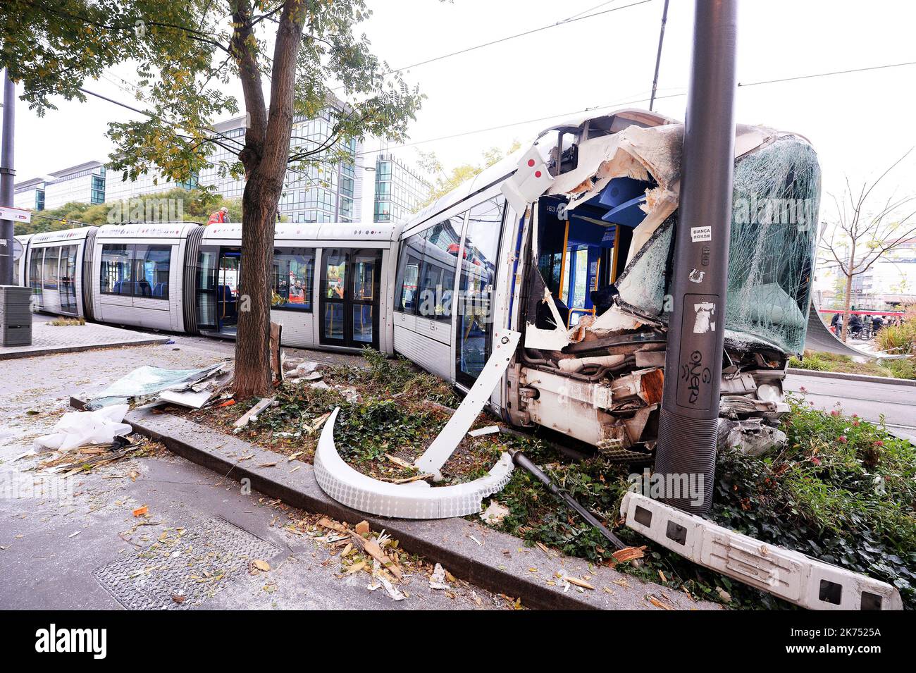 Der Straßenbahnverkehr wird nach einer Kollision in Lyon 3e an der Kreuzung Rue de Villette und Saint-Antoine für eine unbestimmte Zeit unterbrochen. Ein Zug der Linie T4, der in Richtung La Part-Dieu fuhr, entgleiste, nachdem er ein Fahrzeug getroffen hatte, das von der Rue de Bonnel auf die Spur gekommen war. Stockfoto