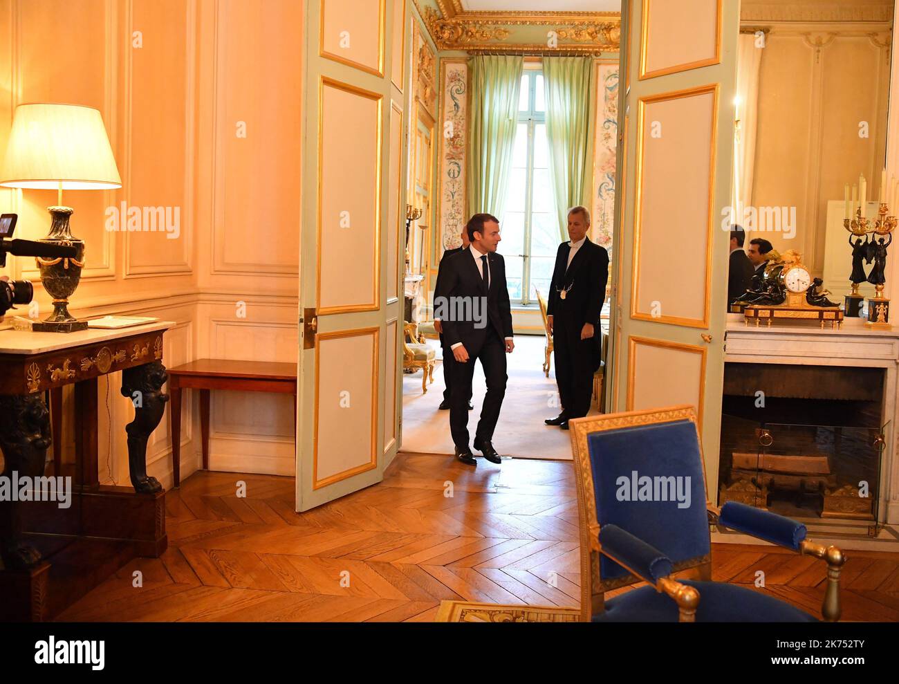 Der französische Präsident Emmanuel Macron begrüßt den Modem-Präsidenten der französischen zentristischen Partei, Francois Bayrou, am 21. november 2017 in Paris, Frankreich, in seinem Büro im Präsidentenpalast von Elysee Stockfoto