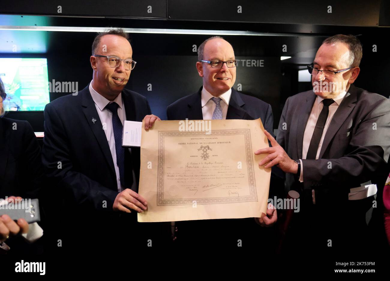 Prinz Albert II. Von Monaco besucht am 29. November 2017 das neue Aquarium der neuen ozeanologischen Sternwarte von Banyuls-sur-Mer, flankiert von Jean Chambaz, dem Präsidenten der Universität Paris X Pierre et Marie Curie, Vincent Laudet (L), Direktor der ozeanologischen Sternwarte von Banyuls-sur-Mer und dem Bürgermeister Jean-Michel Sole. Stockfoto