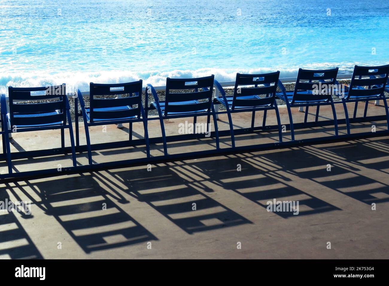 Eine Reihe blauer Stühle entlang der Promenade des Anglais, Nizza - Frankreich Stockfoto