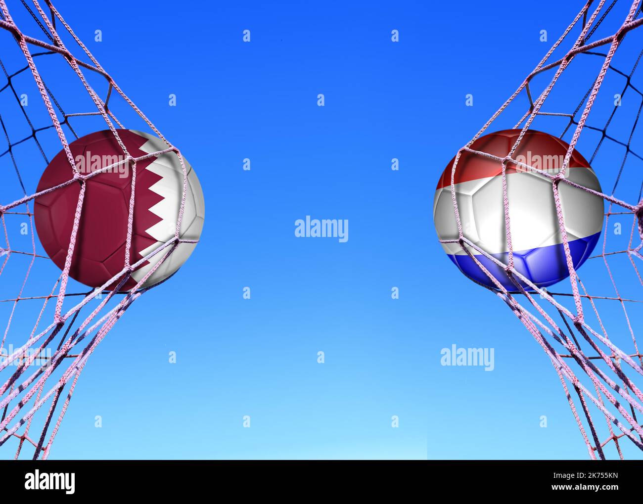 Zwei Fußballbälle in den Flaggen Qater und Hlland in einem Netz Stockfoto