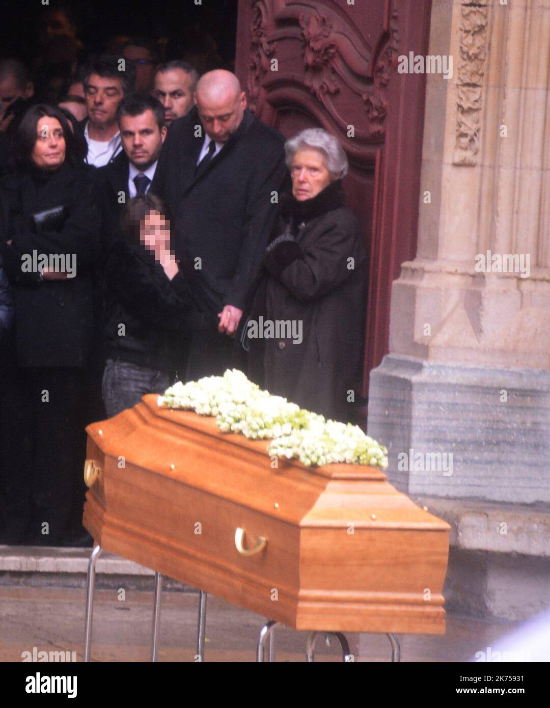 Sortie du cercueil avec à droite de la photo madame Raymonde Bocuse femme de Paul Bocuse - Lyon der 26.. Januar 2018 - das Begräbnis von Paul Bocuse wurde an diesem Freitag in der Kathedrale von Saint-Jean gefeiert. Der Botschafter der französischen Küche auf der ganzen Welt starb am Samstag im Alter von 91 Jahren. Stockfoto