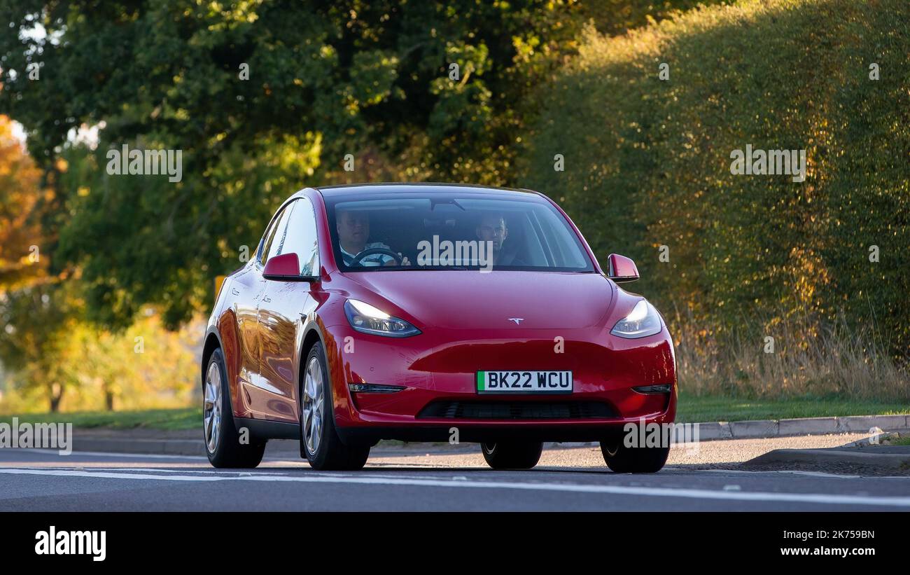 2022 rotes Tesla MODELL Y LONG RANGE AWD Stockfoto