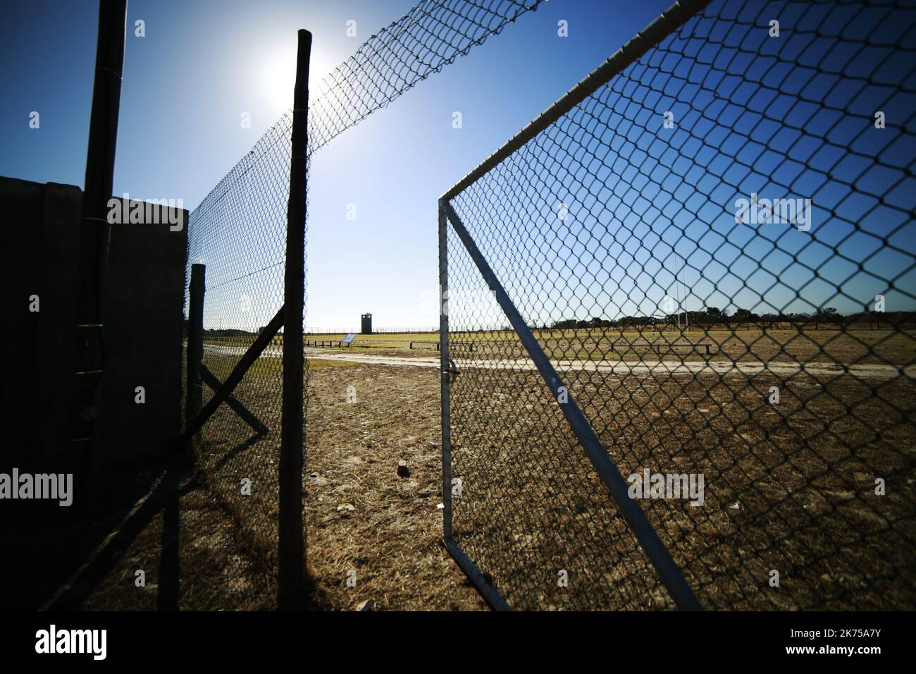 Robben Island, Südafrika - Heimat des berüchtigten Gefängnisses, in dem Nelson Mandela 18 seiner 27 Jahre zusammen mit über 3.000 politischen Gefangenen während ihres Kampfes gegen die Apartheid verbrachte. Die Apartheid (wörtlich „Abstammung“ in Afrikaans) war ein System der Rassentrennung, das von der regierenden National Party of South Africa von 1948 bis 1994 durchgesetzt wurde. Die Insel ist ein nationales und UNESCO-Weltkulturerbe, 9 Kilometer von Kapstadt entfernt. Heute ist es einer der meistbesuchten Orte Südafrikas, der mit der Fähre von der Victoria & Albert Waterfront aus erreicht werden kann. Stockfoto