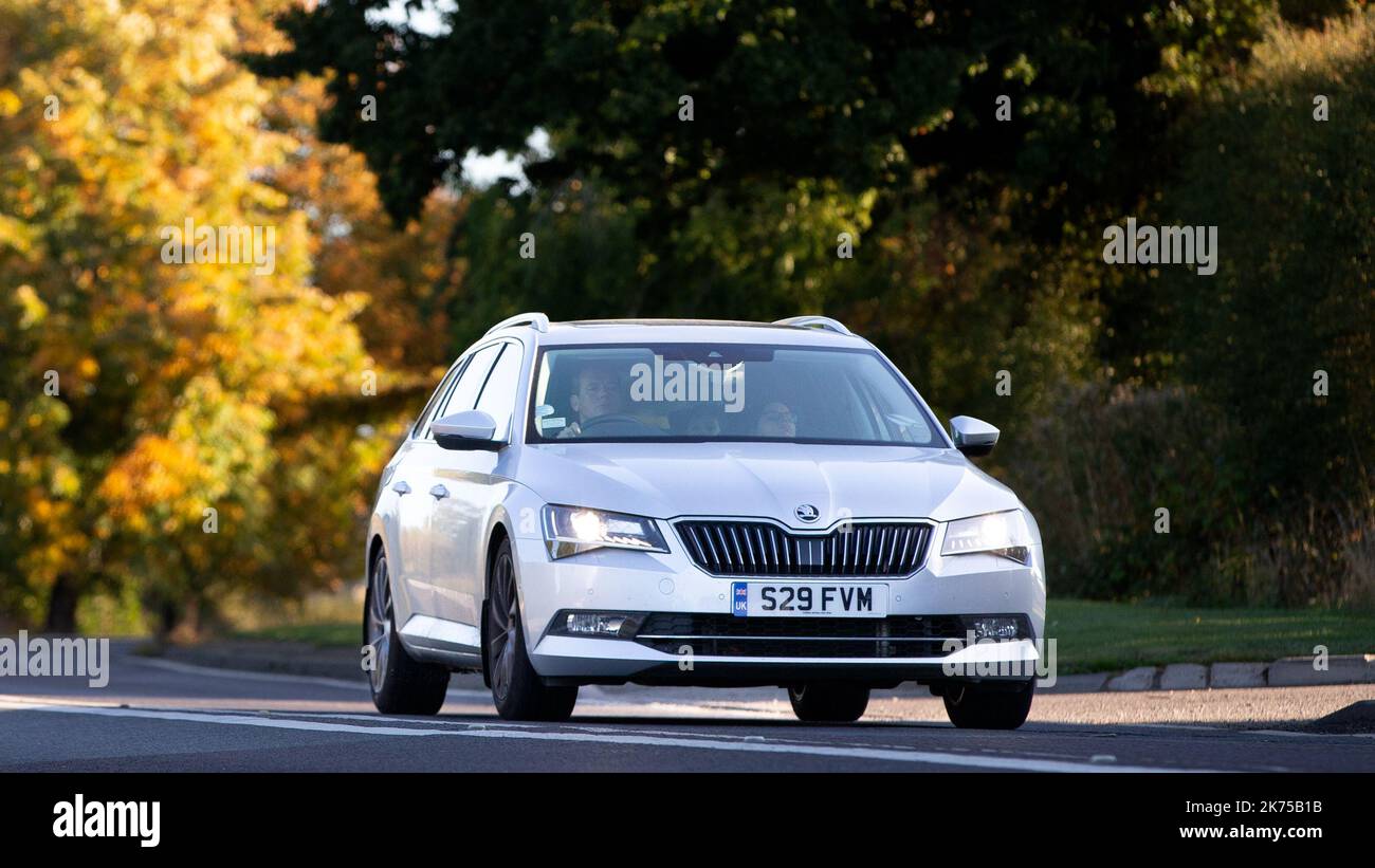 2017 Silber Skoda Superb Stockfoto