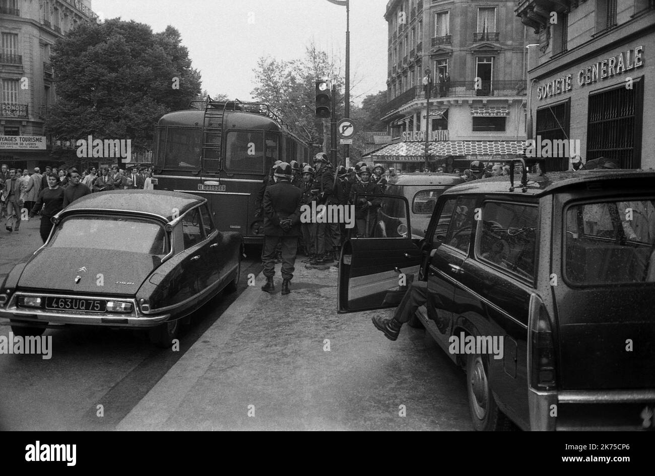 Die volatile Periode der Unruhen in Frankreich im Mai 1968 wurde von Demonstrationen und massiven Generalstreiks sowie der Besetzung von Universitäten und Fabriken in ganz Frankreich unterbrochen. Auf dem Höhepunkt seines Eifers brachte sie die gesamte französische Wirtschaft zum Stillstand. Die Proteste erreichten einen solchen Punkt, dass die politischen Führer Bürgerkrieg oder Revolution befürchteten; die nationale Regierung selbst hörte augenblicklich auf zu funktionieren, nachdem Präsident CharlesdeGaulle für einige Stunden heimlich aus Frankreich geflohen war. Die Proteste beflügelten eine künstlerische Bewegung mit Liedern, phantasievollen Graffiti, Plakaten und Slogans Stockfoto