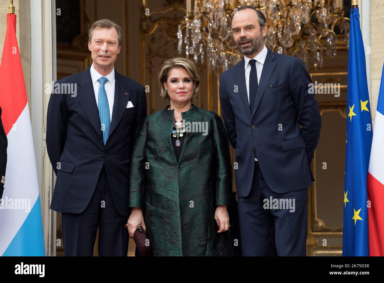 Großherzog Henri von Luxemburg, die Großherzogin von Luxemburg Maria-Teresa und der französische Premierminister Edouard Philippe bei einer Begrüßungszeremonie im Hotel de Matignon in Paris. Stockfoto