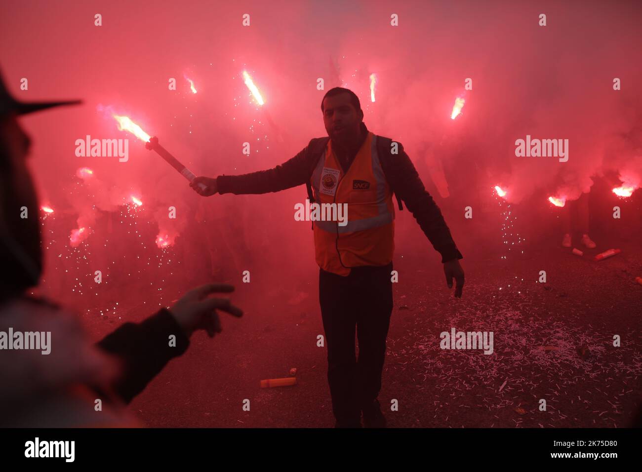 Festlicher Umzug für die erste Demonstration der Eisenbahner gegen die Reform der SNCF, wie auch die Demonstranten des öffentlichen Dienstes. Insgesamt versammelten sich mehrere tausend Menschen in Paris. Stockfoto