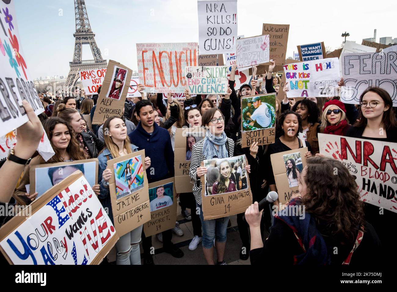 Kundgebung in Paris, um US-Politiker zu bitten, aufgrund des Angriffs auf ein Gymnasium in Florida Änderungen an den Waffengesetzen vorzunehmen©Sadak Souici / Le Pictorium/MAXPPP - Sadak Souici / Le Pictorium - 24/03/2018 - Frankreich / Paris - Rassemblement au Trocadero a Paris contre Des armes a feu aux Etats-Unis. / 24/03/2018 - Frankreich / Paris - Kundgebung am Trocadero in Paris gegen Schusswaffen in den Vereinigten Staaten. Stockfoto