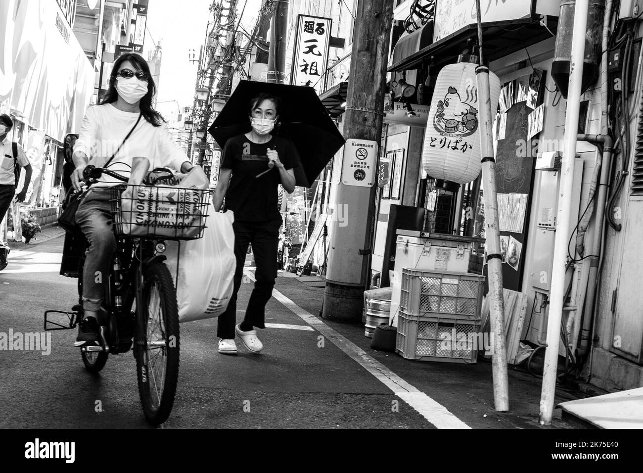 Tokio, Japan. 4. Oktober 2022. Einkäufer in einer Einkaufsstraße von Shotengai in der Nähe der Nishi-Koyama Station an der Meguro Line, die von der Tokyu Corporation betrieben wird. Tokyo Rapid Transit öffentliche Verkehrsmittel Züge pendeln. (Bild: © Taidgh Barron/ZUMA Press Wire) Stockfoto