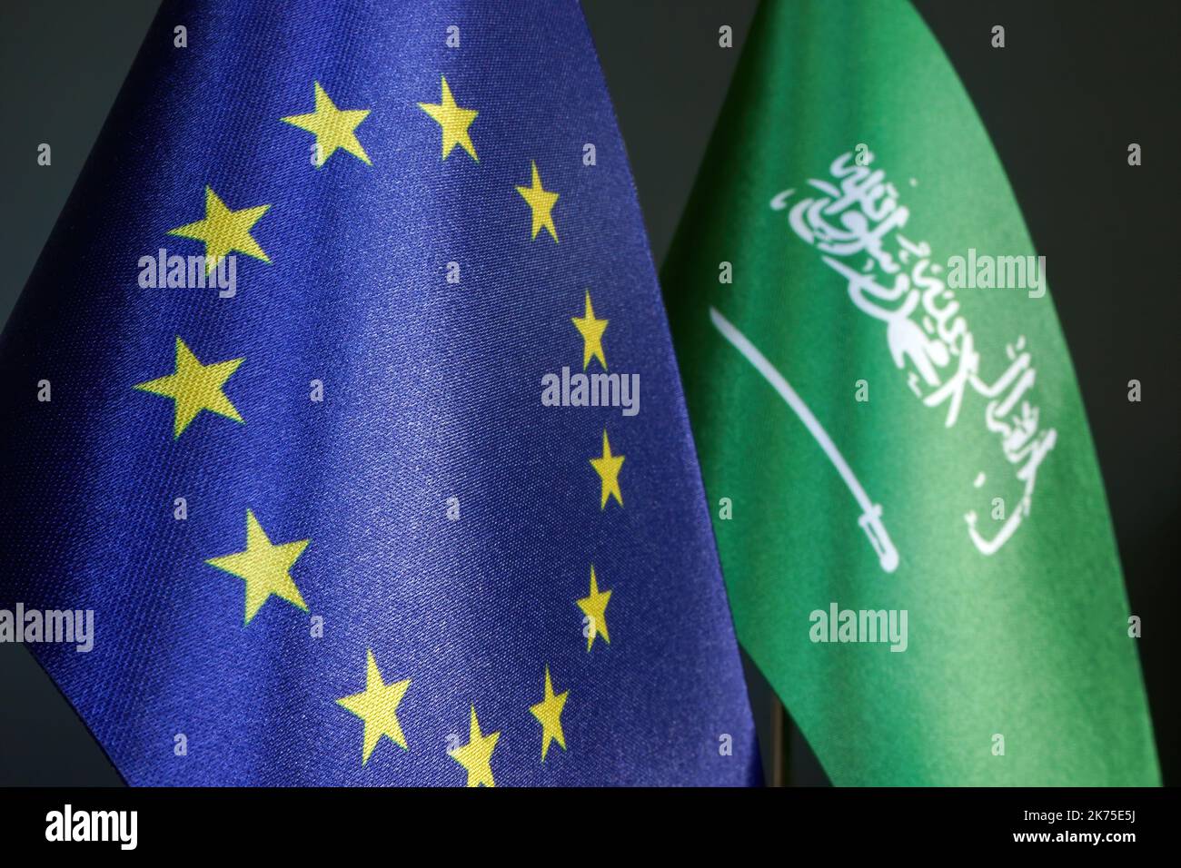Die Flagge der Europäischen Union und Saudi-Arabien als Konzept der Diplomatie. Stockfoto