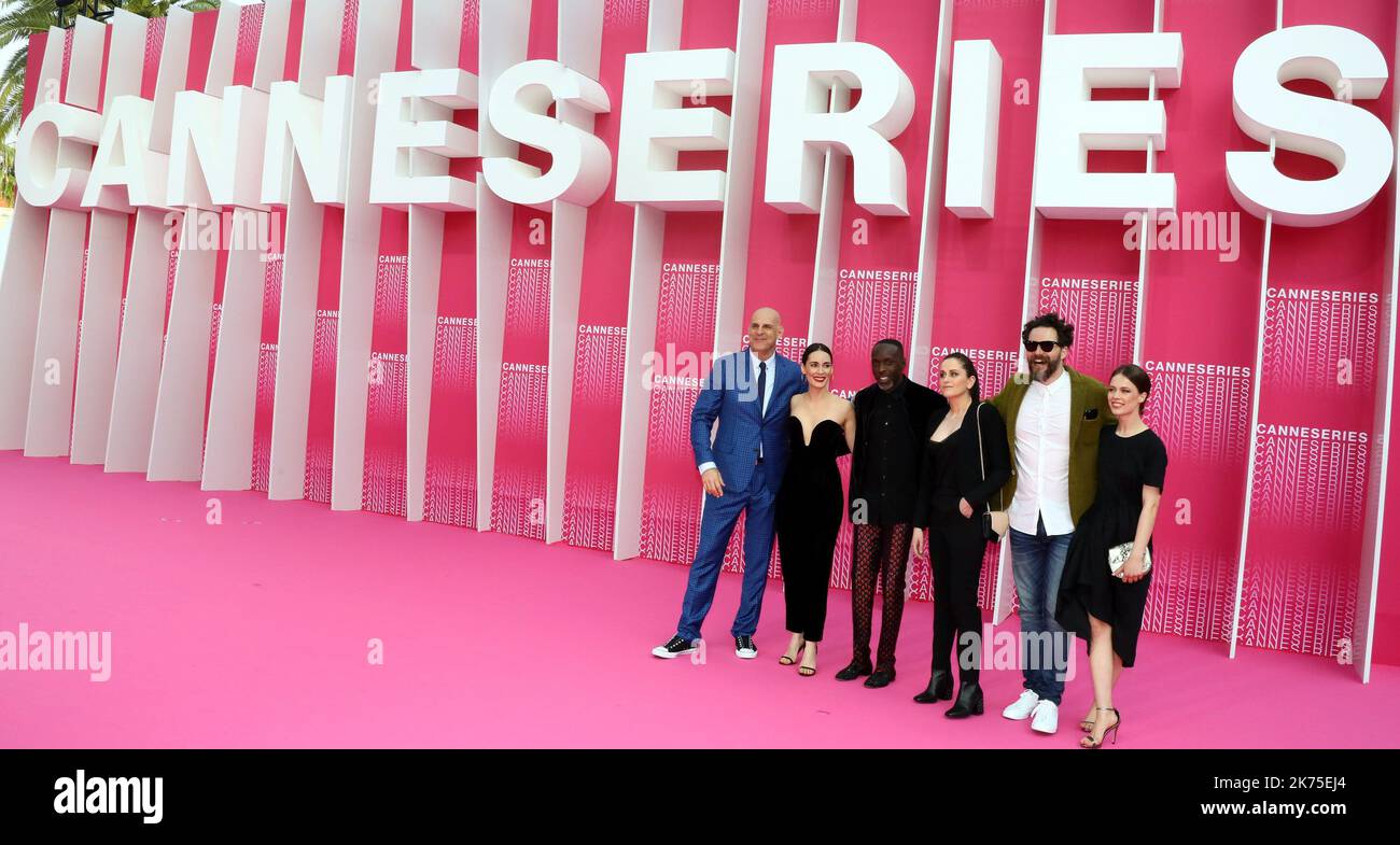 (L-R) Jurymitglieder der Cannes Series, die türkische Schauspielerin Melisa Sozen, der kanadische Produzent Juan Cristobal Tapia de Veer, der französische Regisseur Audrey Fouche, der US-Schriftsteller Harlan Coben, Paula Beer und der US-Schauspieler Michael Kenneth Williams posieren den rosa Teppich vor dem Festivalpalast während der Cannes Series Festival 1. in Cannes, 07. April 2018. Die Veranstaltung findet vom 04. Bis 11. April statt Stockfoto