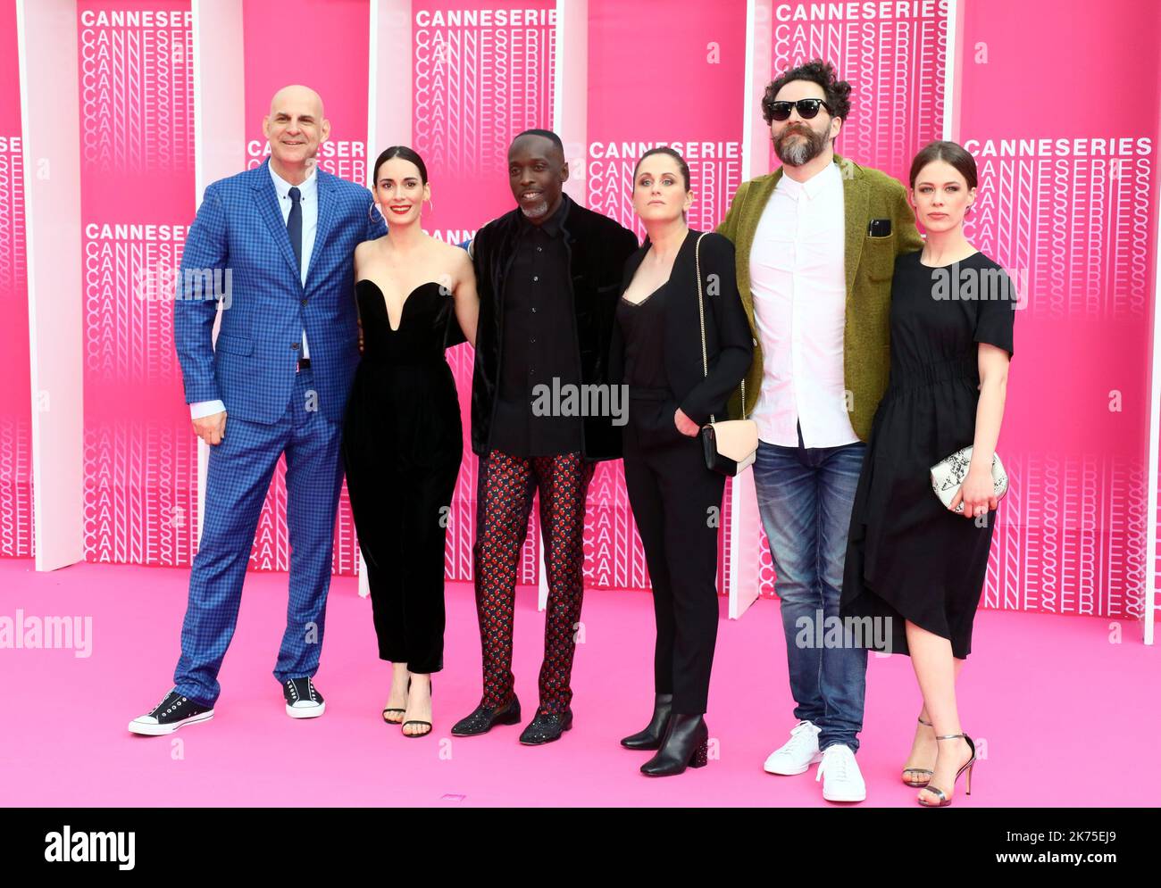 (L-R) Jurymitglieder der Cannes Series, die türkische Schauspielerin Melisa Sozen, der kanadische Produzent Juan Cristobal Tapia de Veer, der französische Regisseur Audrey Fouche, der US-Schriftsteller Harlan Coben, Paula Beer und der US-Schauspieler Michael Kenneth Williams posieren den rosa Teppich vor dem Festivalpalast während der Cannes Series Festival 1. in Cannes, 07. April 2018. Die Veranstaltung findet vom 04. Bis 11. April statt Stockfoto