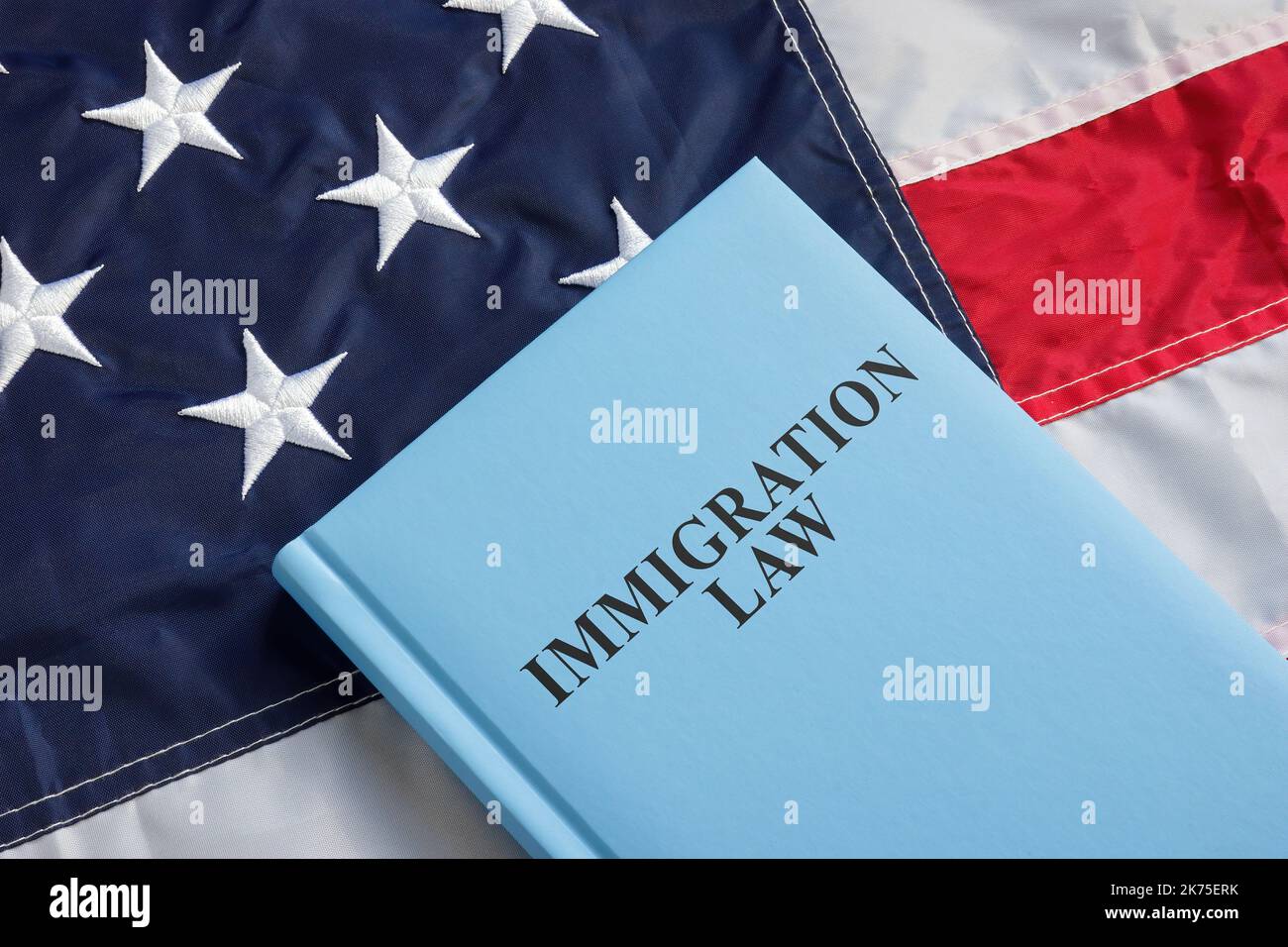 Das Einwanderungsgesetz steht auf der US-Flagge. Stockfoto