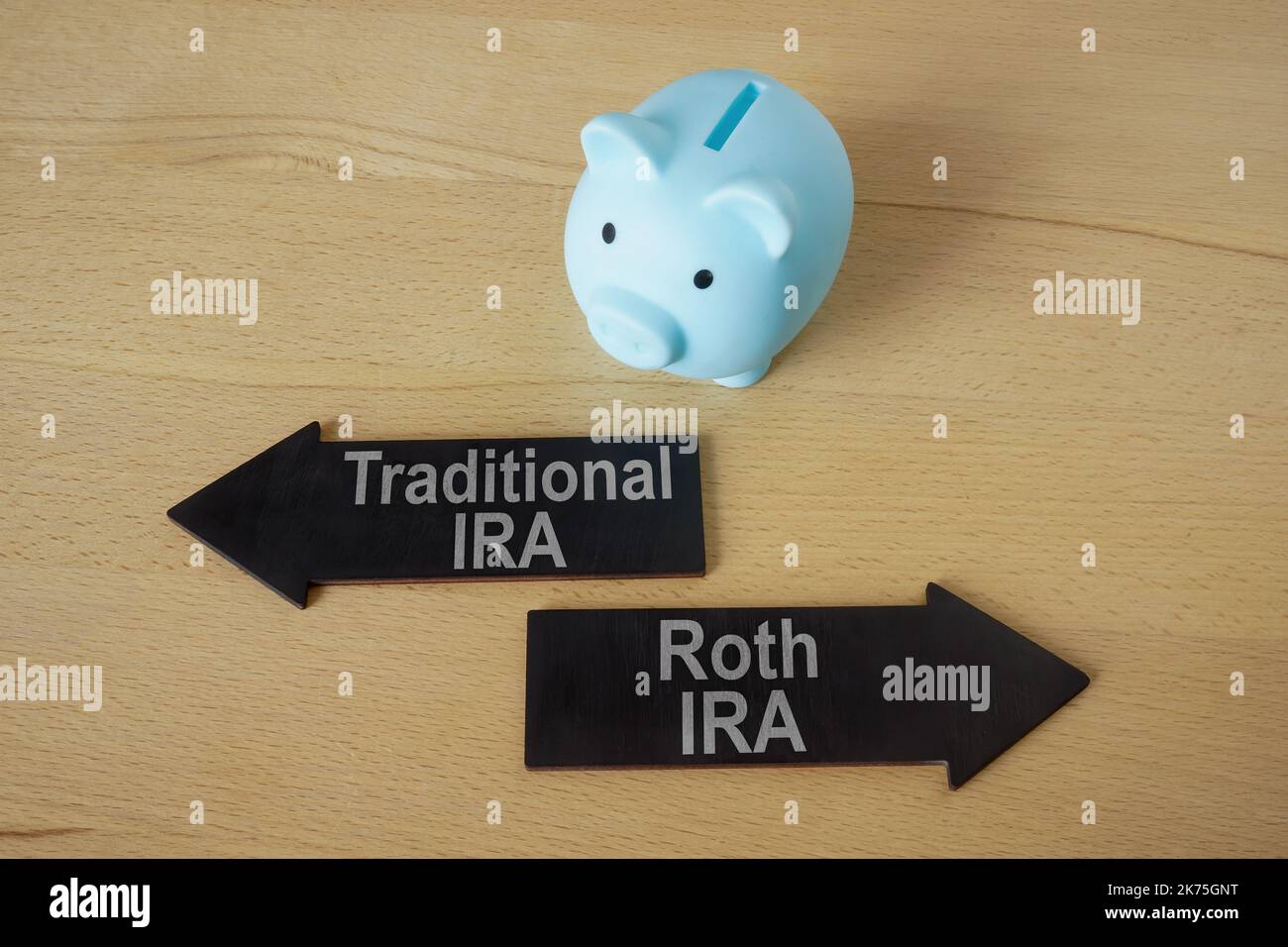 Blue Piggy Bank und Pfeile traditionell und Roth IRA. Stockfoto