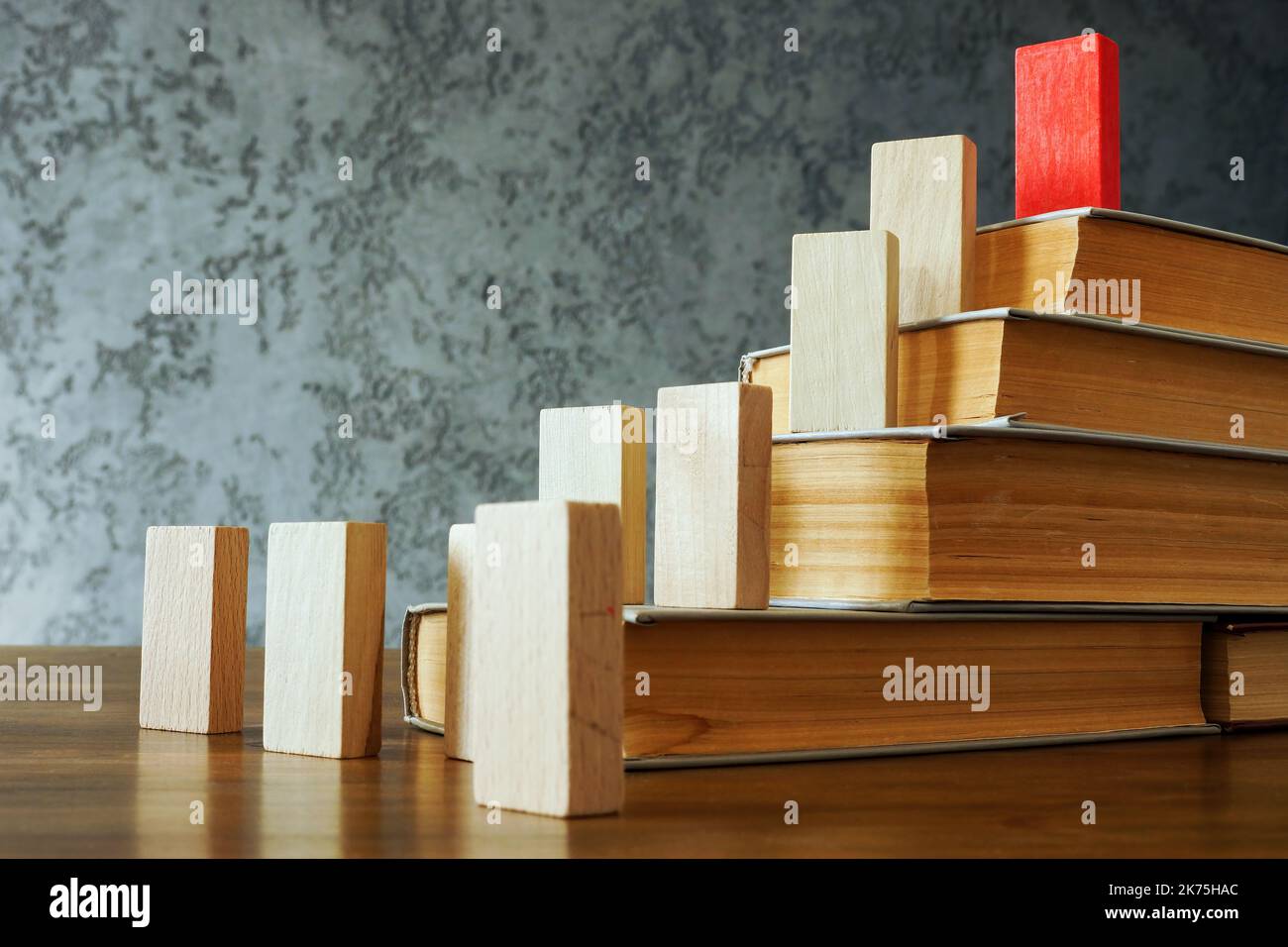 Bücher und Führer an der Spitze. Durchdachtes Führungs- und Wissenskonzept. Stockfoto